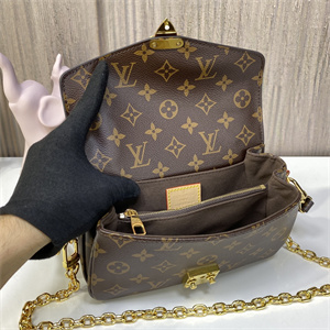 L.V Pochette  Métis  East West Monogram Canvas M46279