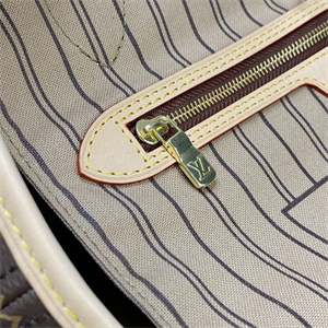 L.V Neverful MM Monogram Canvas Inside Beige M40995