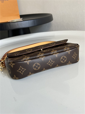 L.V Wallet On Chain IVY Monogram Canvas M81911