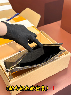 L.V Poche Toilette NM Monogram Canvas M46037