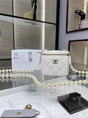 Cha.nel Vanity Case With Chain Lambskin Gold Tone Metal White AP2581