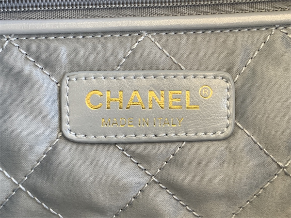 Cha.nel 22 Small Handbag Shiny Calfskin Gold Tone Metal Grey AS3260