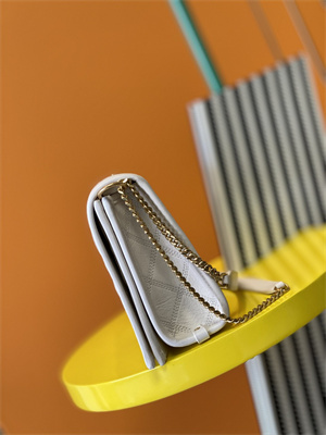 Y.S.L BECKY SMALL CHAIN BAG IN White QUILTED LAMBSKIN Gold Tone Metal