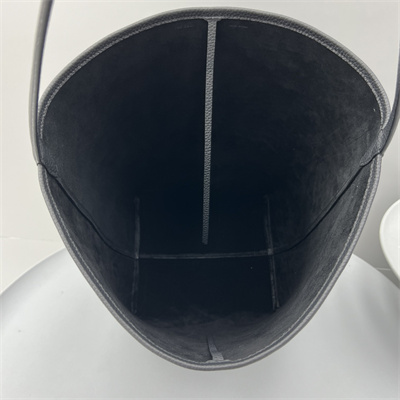 T*e R0w park n/s large tote bag grained calfskin black color