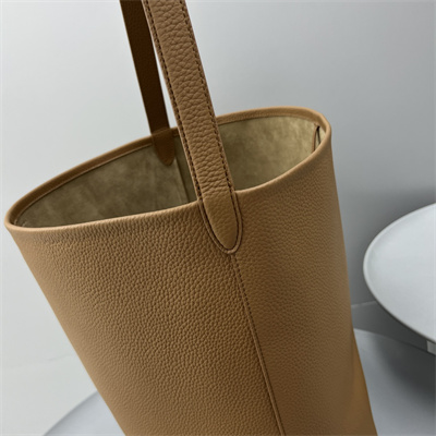 T*e R0w park n/s large tote bag grained calfskin brown color