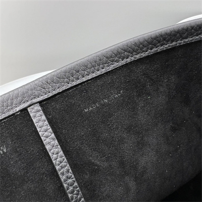 T*e R0w park n/s medium tote bag grained calfskin black color