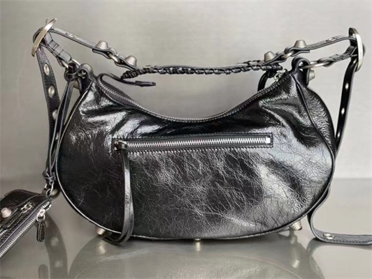 Women’s Le Cagole Small Shoulder Bag In Arena Lambskin Black Color