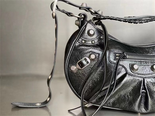 Women’s Le Cagole Small Shoulder Bag In Arena Lambskin Black Color