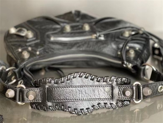 Women’s Le Cagole Small Shoulder Bag In Arena Lambskin Black Color