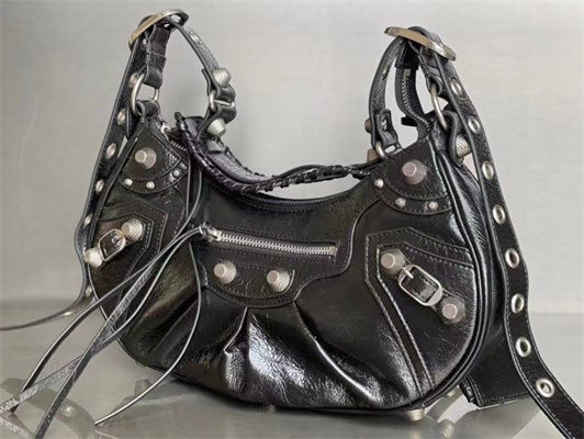 Women’s Le Cagole Small Shoulder Bag In Arena Lambskin Black Color