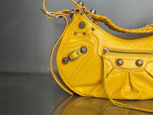 Women’s Le Cagole Small Shoulder Bag In Arena Lambskin Yellow Color