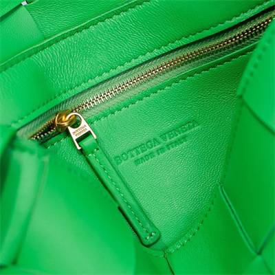 BV Cassette Cross Body Bag In Lambskin Parakeet Color