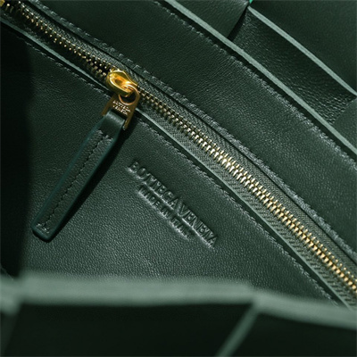 BV Cassette Cross Body Bag In Lambskin Field Green Color