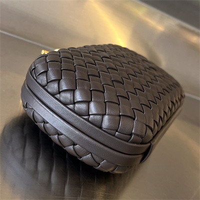 BV Knot Clutch In Lambskin Leather Fondant Color