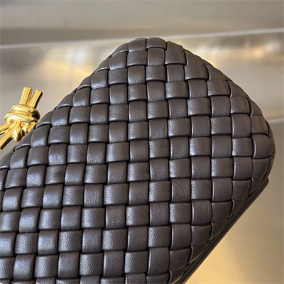 BV Knot Clutch In Lambskin Leather Fondant Color