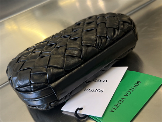 BV Knot Clutch In Calfskin Leather Wrinkled Black Color