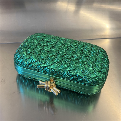 BV Knot Clutch In Calfskin Leather Wrinkled  Green Color