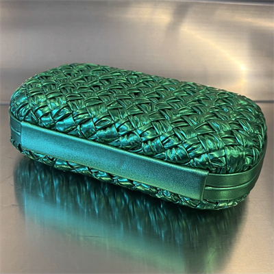BV Knot Clutch In Calfskin Leather Wrinkled  Green Color