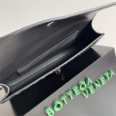 BV Long Clutch Andiamo With Handle In Lambskin Leather Black Color