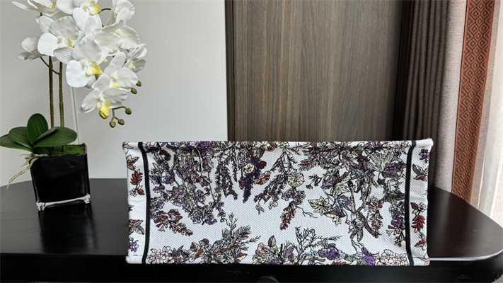 CD Large Book Tote Ecru Multicolor Di.or 4 Saisons Hiver Soleil Embroidery