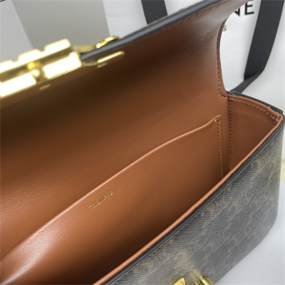 Ce**e chain shoulder bag claude in triomphe canvas tan