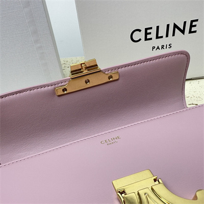 Ce**e chain shoulder bag cuir triomphe in shiny calfskin light pink