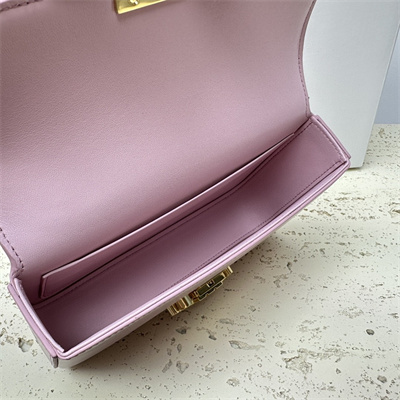 Ce**e chain shoulder bag cuir triomphe in shiny calfskin light pink