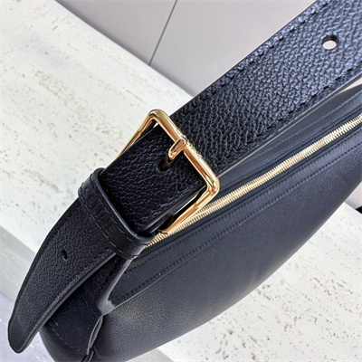 ce**e medium heloise  bag cuir triomphe in S*pple calfskin black