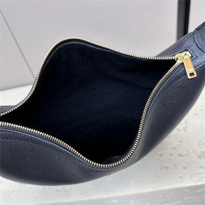 ce**e medium heloise  bag cuir triomphe in S*pple calfskin black