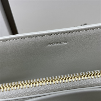 ce**e medium victoire bag in S*pple calfskin white