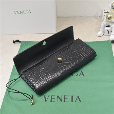 BV Long Clutch Andiamo With Handle In Crococile Leather Black