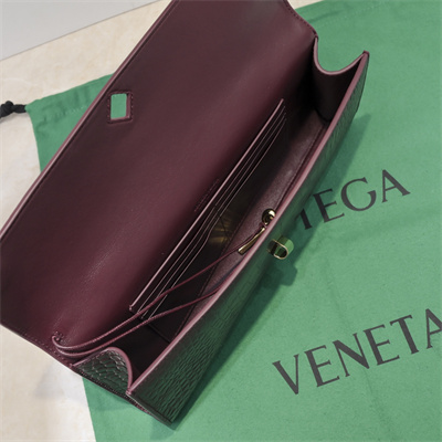 BV Long Clutch Andiamo With Handle In Crococile Leather Barolo