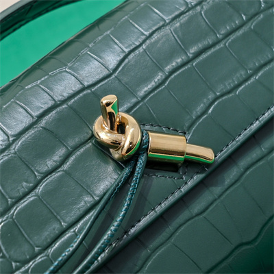 BV Long Clutch Andiamo With Handle In Crococile Leather Emerald Green