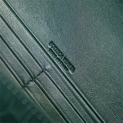 BV Long Clutch Andiamo With Handle In Crococile Leather Emerald Green