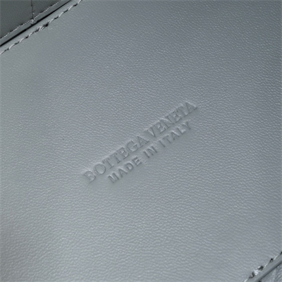 BV Medium Andiamo Top handle bag Lambskin Leather Agate Grey