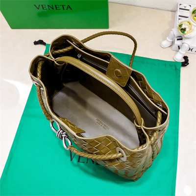 BV Medium Andiamo Top handle bag Lambskin Leather Dk Praline