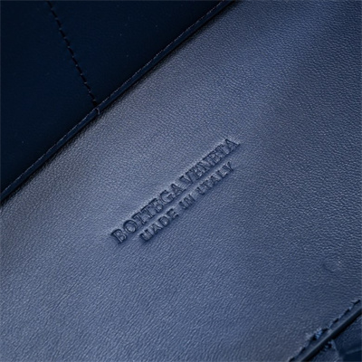 BV Medium Andiamo Top handle bag Lambskin Leather Navy