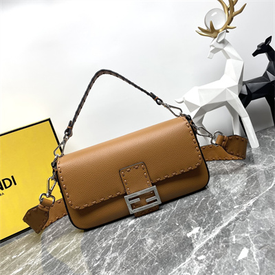 Fen.di BaguetteSelleria bag with 612 hand-sewn topstitches