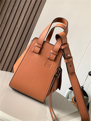 L0ew* compact hammock bag in classic calfskin