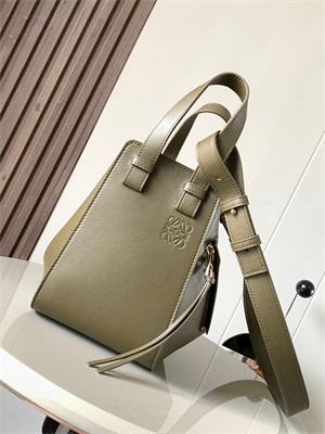 L0ew* compact hammock bag in classic calfskin