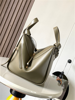 L0ew* compact hammock bag in classic calfskin