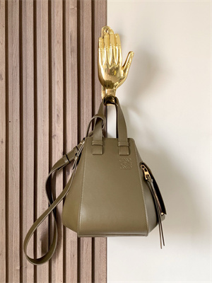 L0ew* compact hammock bag in classic calfskin