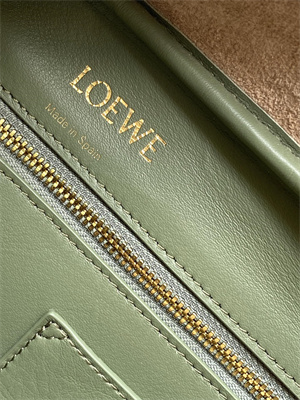 L0ew* amazona 28 bag in nappa calfskin green