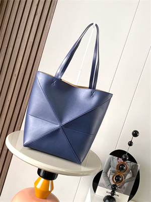L0ew* medium puzzle fold tote in shinny calfskin anbyss blue