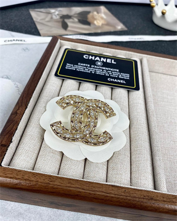 Ch*el brooch 33188