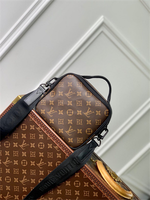 L.V Quest Messenger PM Monogram Canvas M46973