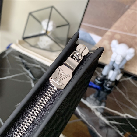 L.V Pochette Voyage MM Damier Graphite N41696