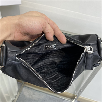 Pra*a triangle leather shoulder bag black color 1bh190