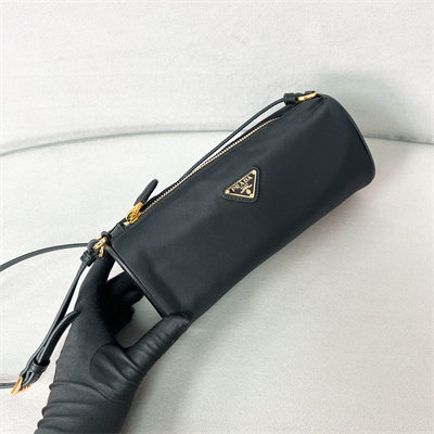 Pra*a re-nylon pouch black color 1ne058