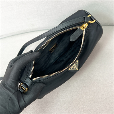 Pra*a re-nylon pouch black color 1ne058